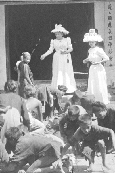 Póster de Enfants annamites ramassant des sapèques devant la Pagode des Dames