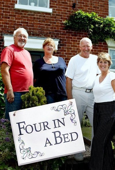 Póster de Four in a Bed